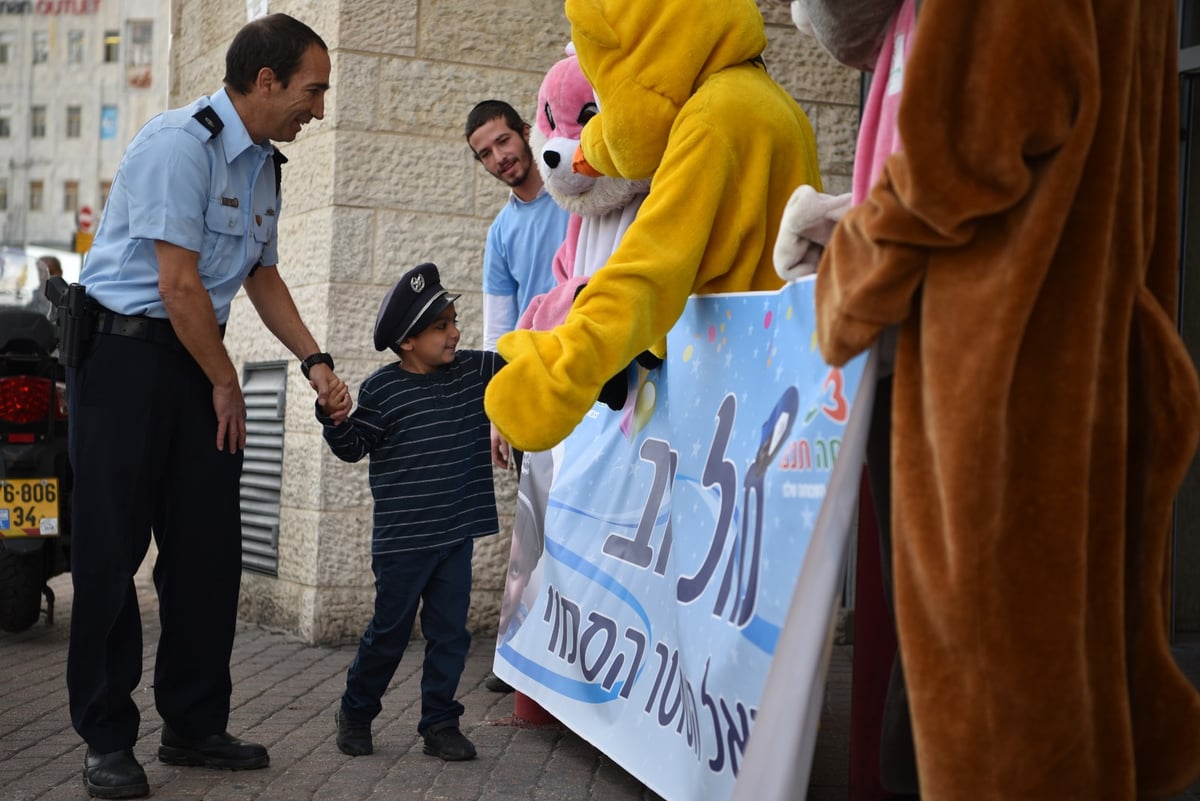 תיעוד: הח"כ והקצינים חגגו עם הילד החרדי