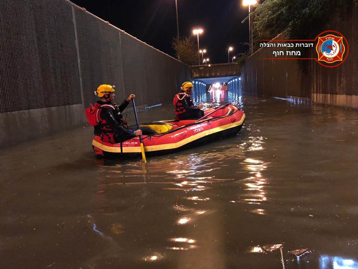 נהג הרכב נלכד במעבר המוצף וחולץ. תיעוד