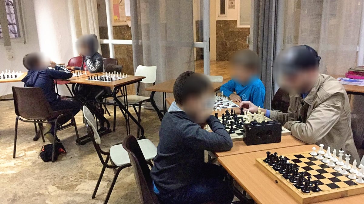 להוציא יקר מזולל. ילדים מאושרים בחוג השחמט של יד לאחים שניצח את החוג המיסיונרי וייתר אותו