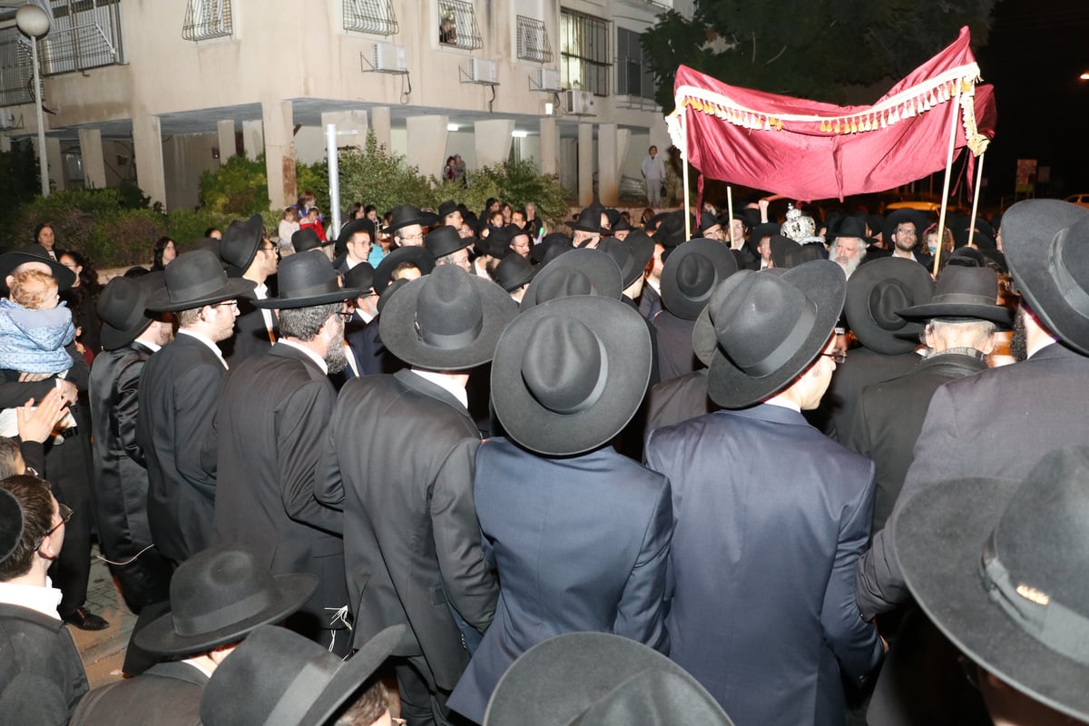 הכנסת ס"ת לבית הכנסת בבני ברק שעומד לפני הריסה