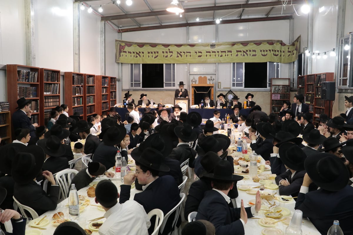 הכנסת ס"ת לבית הכנסת בבני ברק שעומד לפני הריסה