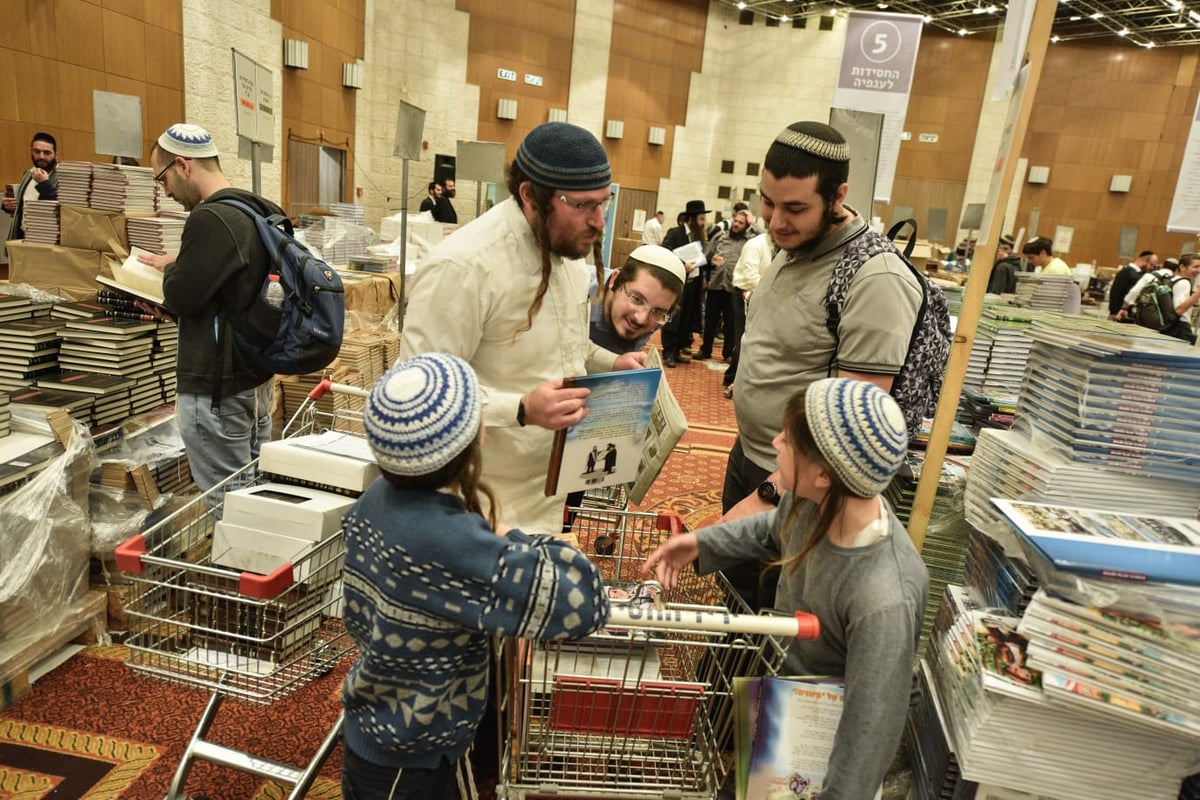 אברהם פריד מלמד ושר קטע מהתניא • צפו