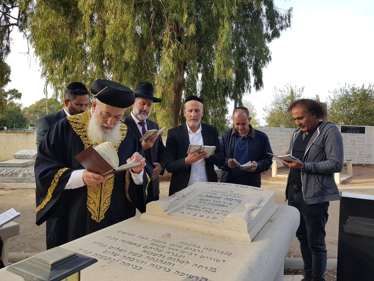 צפו: הראשון לציון הגר"ש עמאר ב''קדיש' בקבר אמו ע"ה