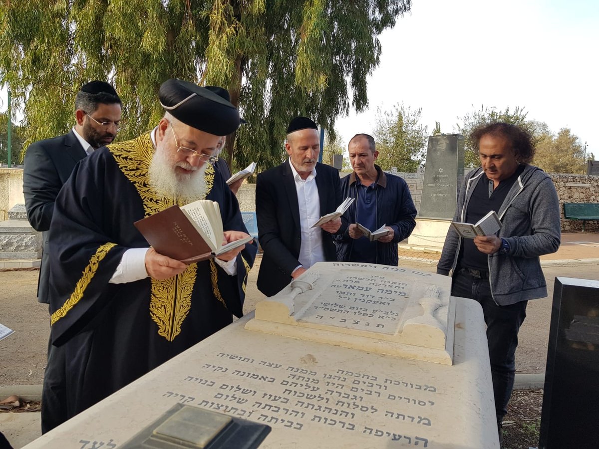 צפו: הראשון לציון הגר"ש עמאר ב''קדיש' בקבר אמו ע"ה