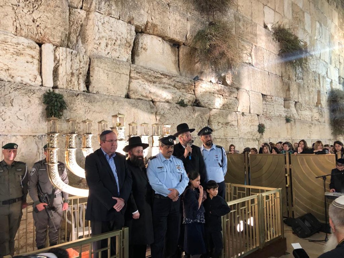 נר ראשון בכותל; הרב הראשי והמפכ"ל. צפו