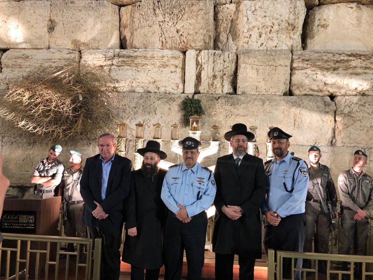 נר ראשון בכותל; הרב הראשי והמפכ"ל. צפו