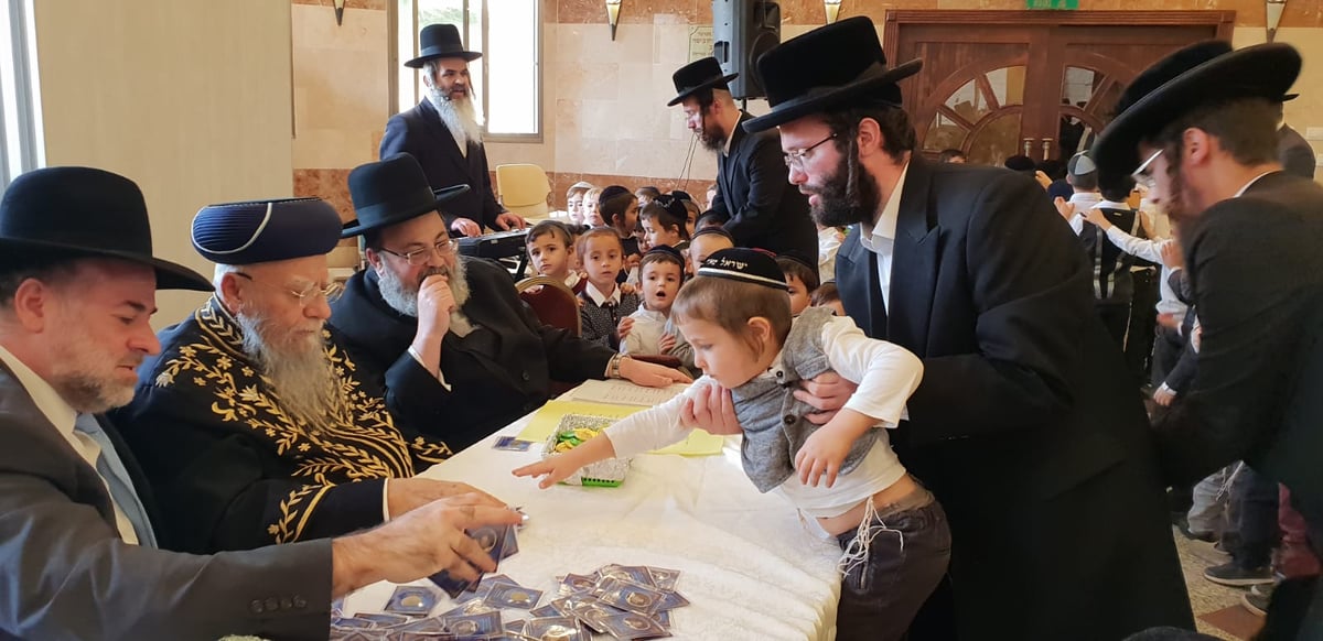 צפו: ילדי ירושלים קיבלו 'מטבע' מהראשל"צ הגאון רבי אליהו בקשי דורון