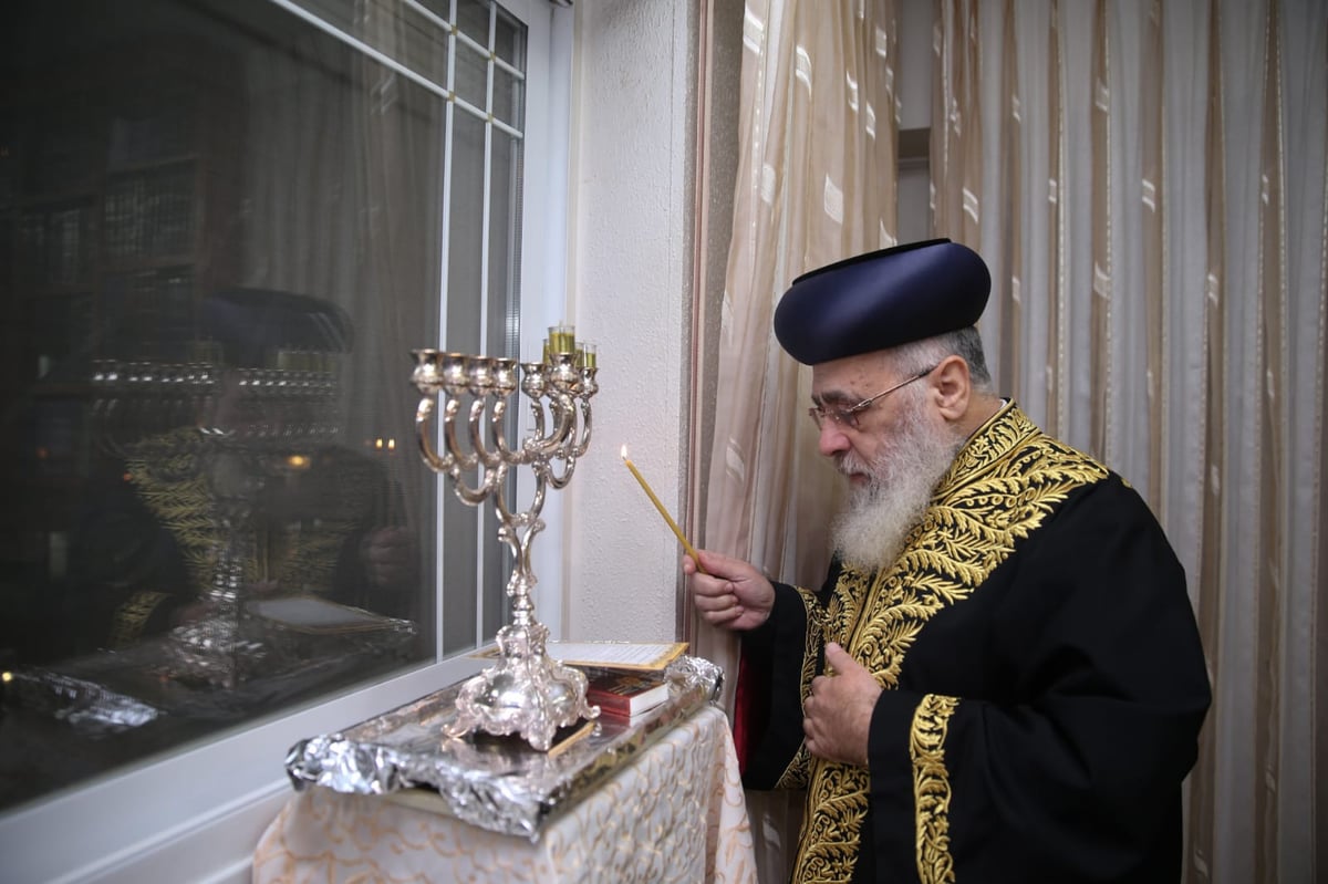 מיוחד: הראשון לציון הגר"י יוסף בהדלקת נרות חנוכה בביתו