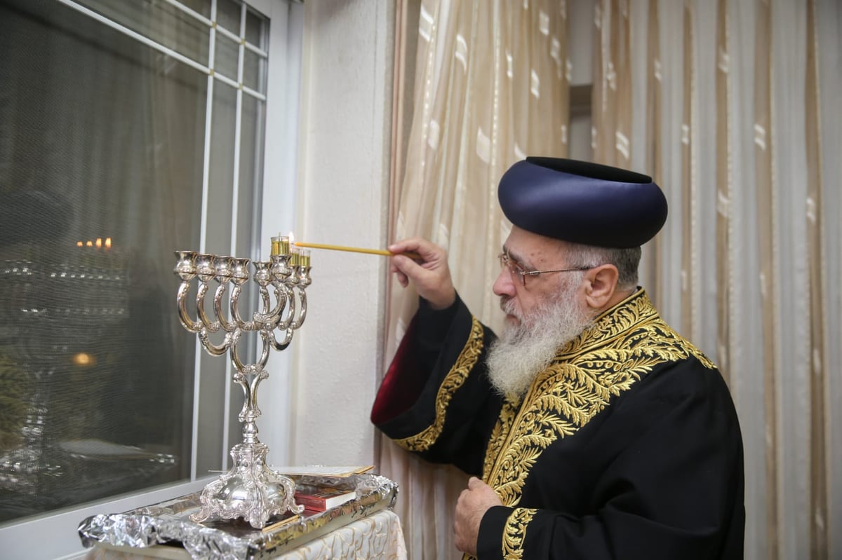 מיוחד: הראשון לציון הגר"י יוסף בהדלקת נרות חנוכה בביתו