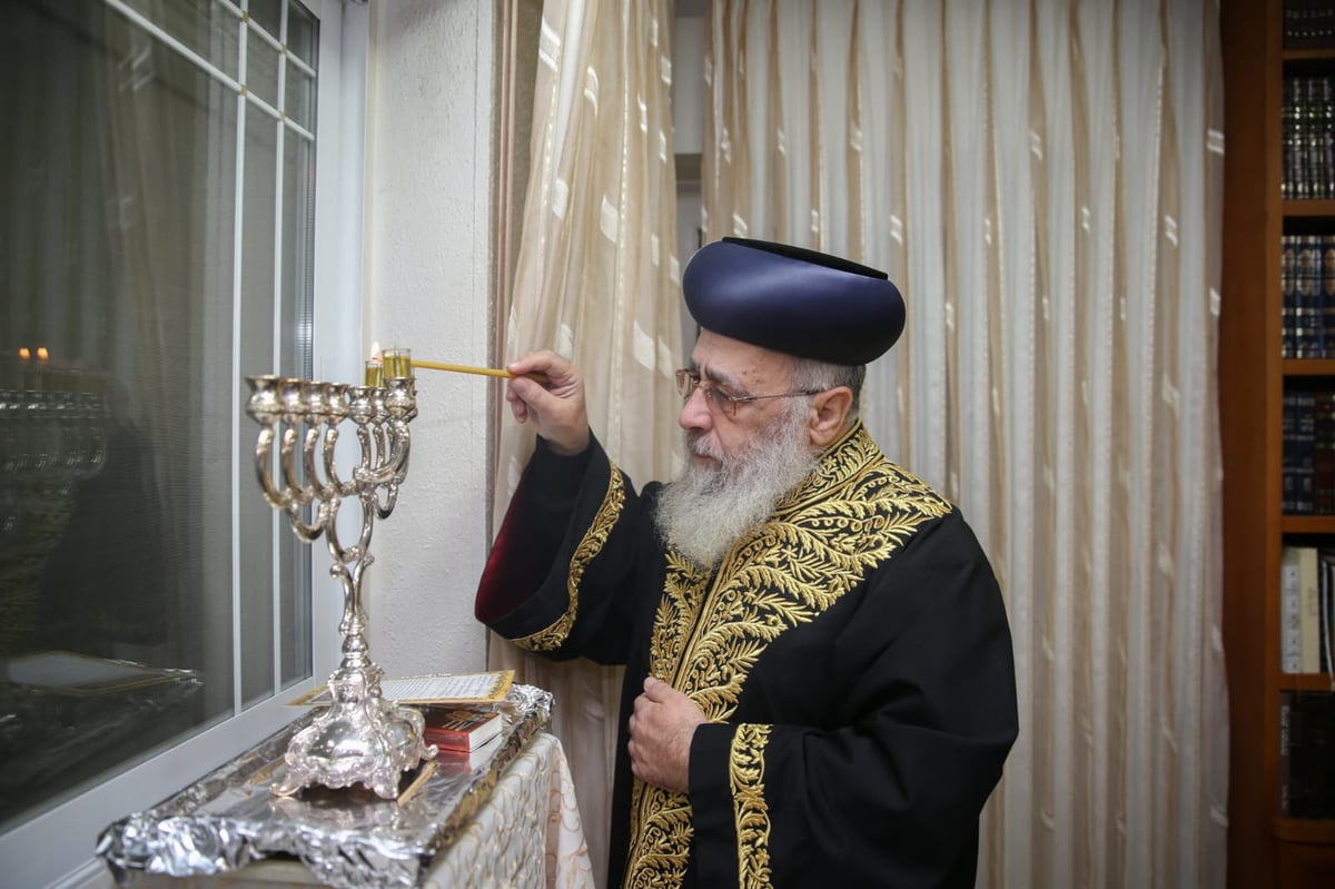 מיוחד: הראשון לציון הגר"י יוסף בהדלקת נרות חנוכה בביתו