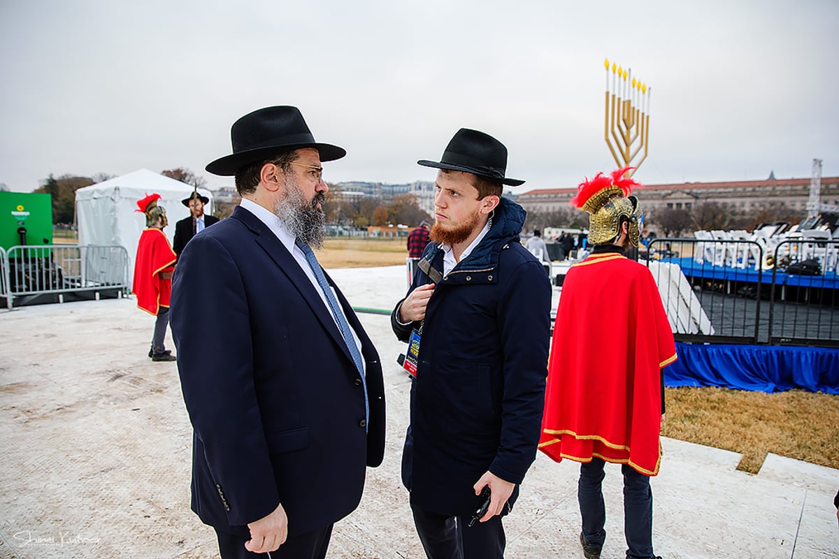 הדלקת נרות חנוכה מול הבית הלבן • צפו