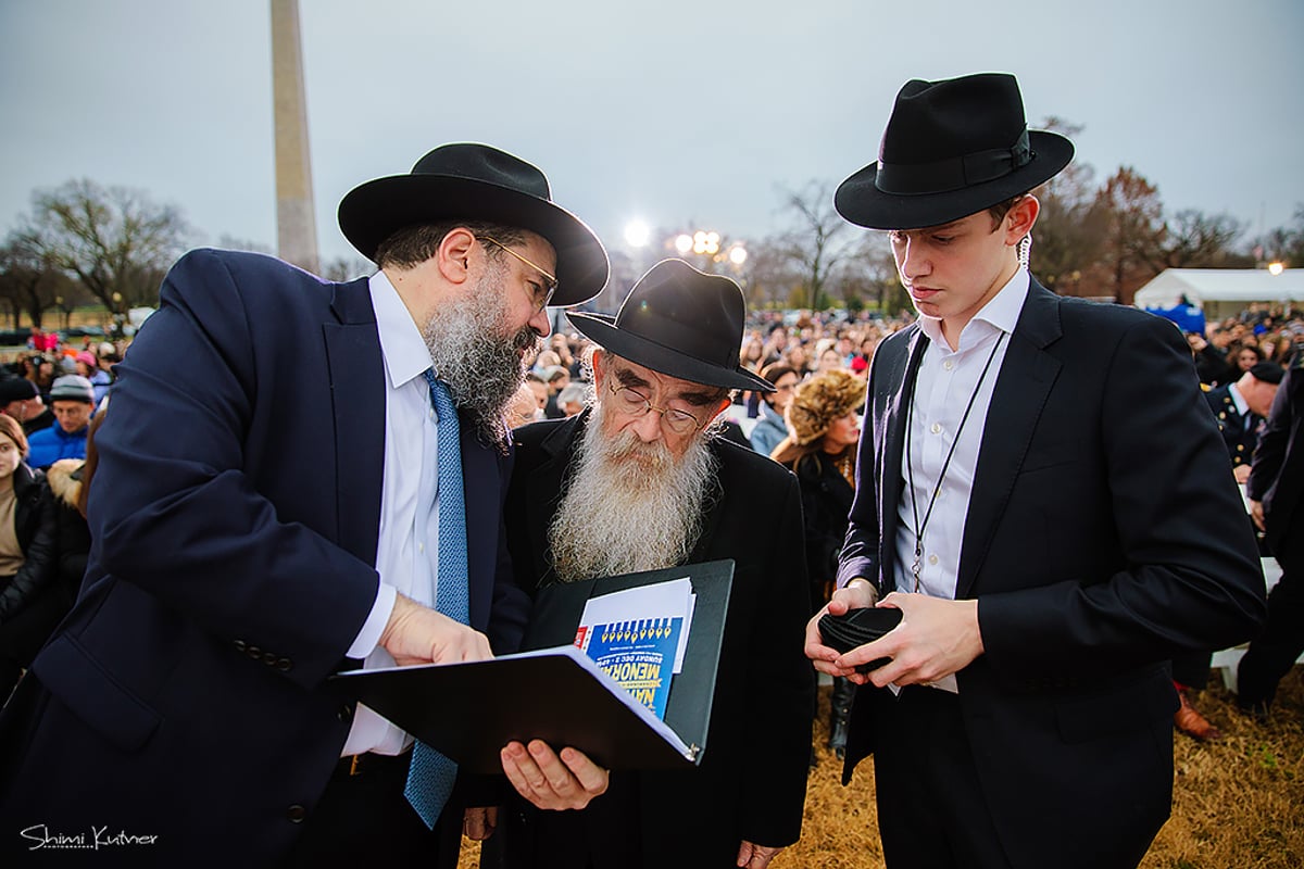 הדלקת נרות חנוכה מול הבית הלבן • צפו