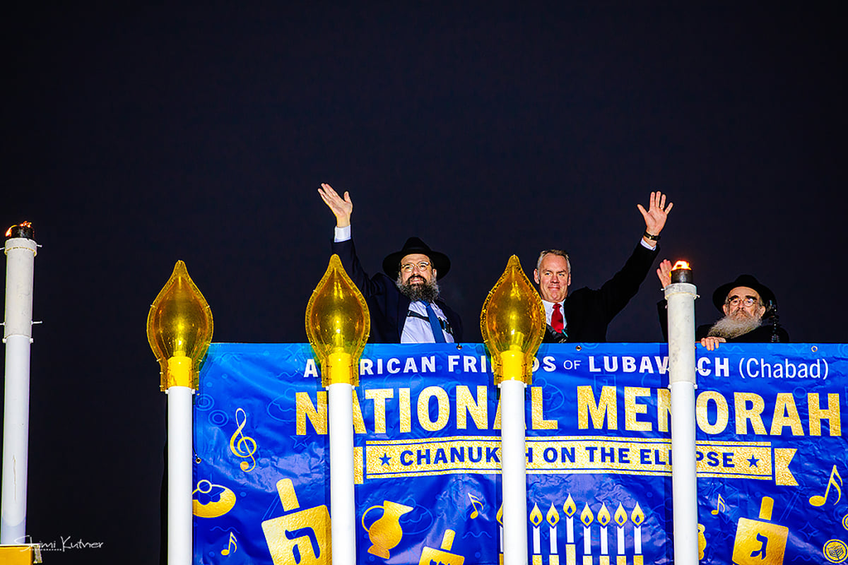 הדלקת נרות חנוכה מול הבית הלבן • צפו