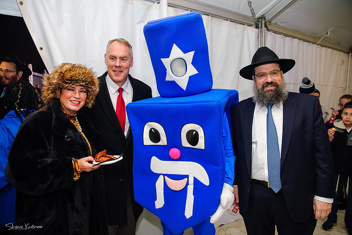 הדלקת נרות חנוכה מול הבית הלבן • צפו