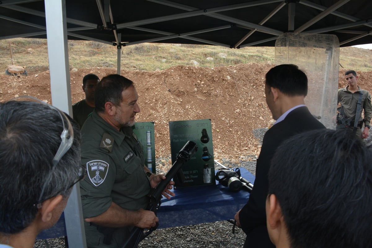 מפכ"ל סינגפור צפה באימון לוחמי מג"ב. צפו