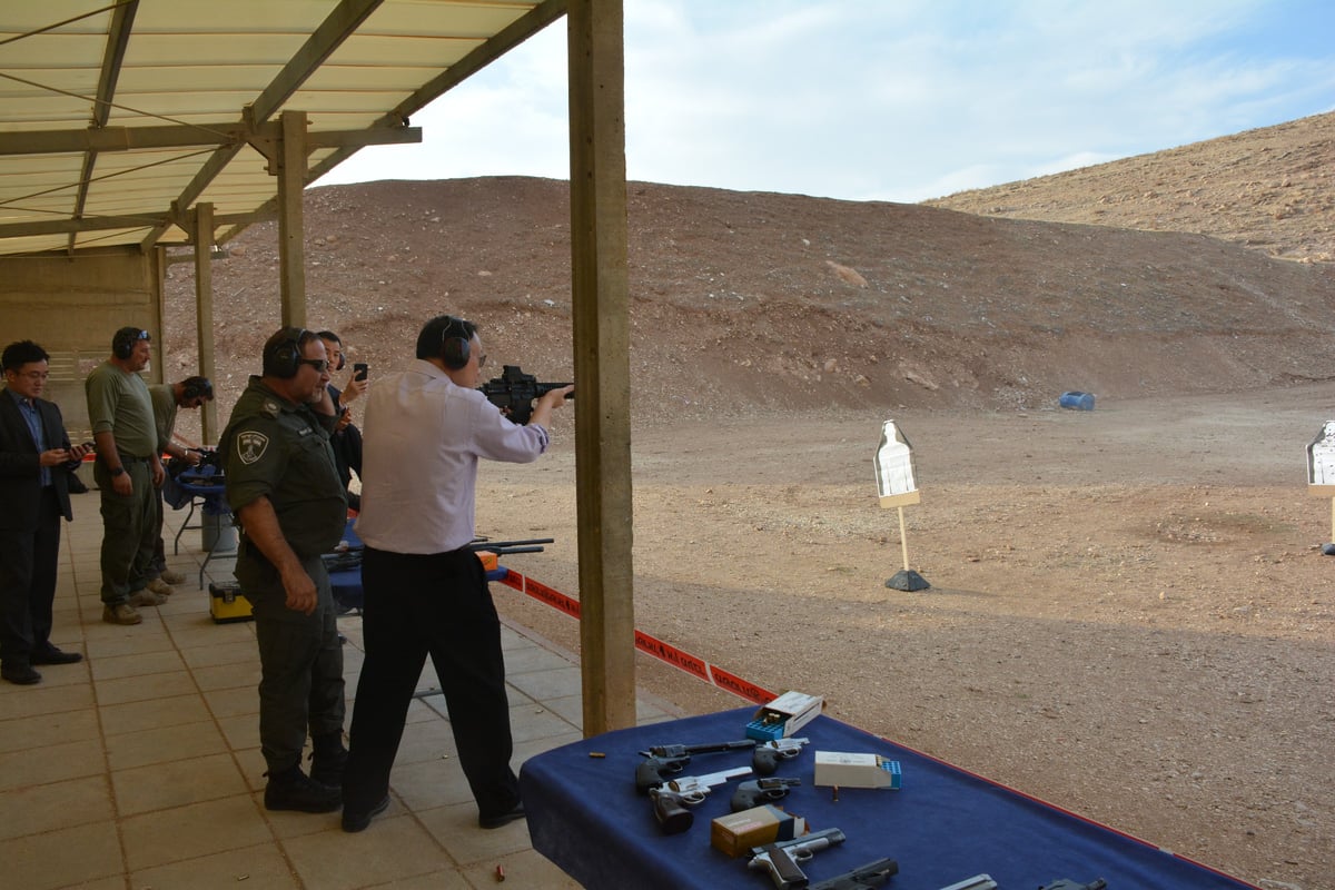 מפכ"ל סינגפור צפה באימון לוחמי מג"ב. צפו