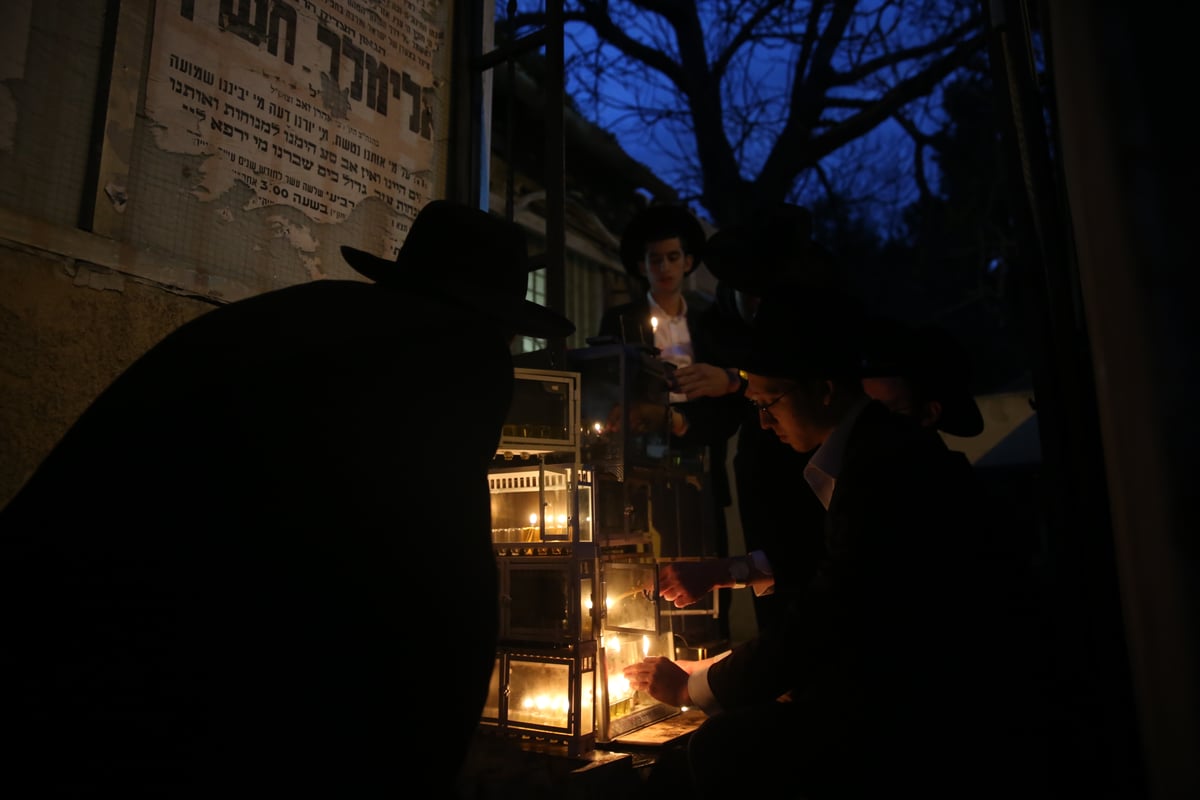 מיד אחרי החופה: החתן והכלה יצאו להדליק נרות - ושבו לאולם