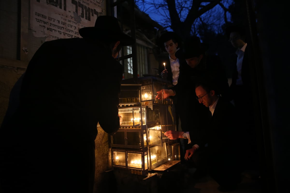 מיד אחרי החופה: החתן והכלה יצאו להדליק נרות - ושבו לאולם