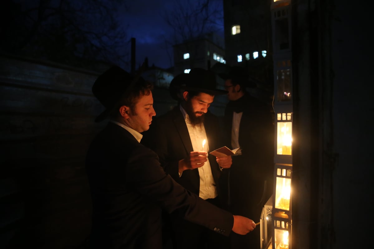 מיד אחרי החופה: החתן והכלה יצאו להדליק נרות - ושבו לאולם