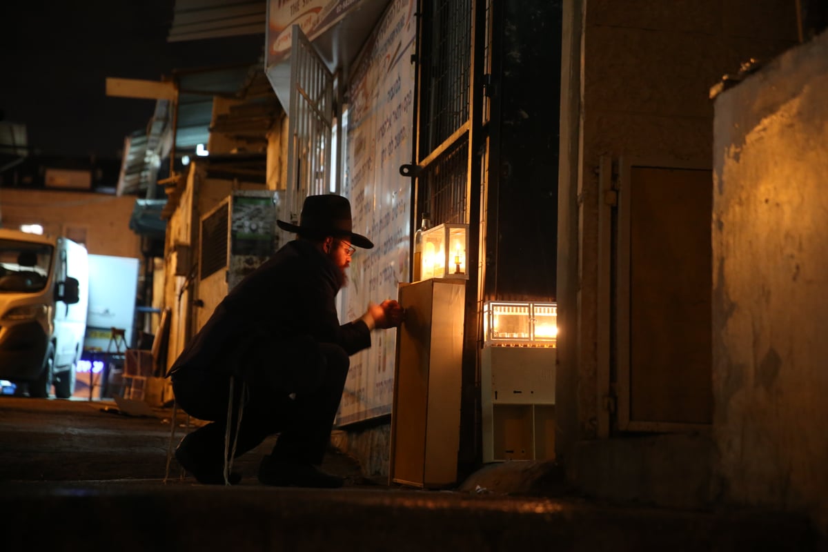 מיד אחרי החופה: החתן והכלה יצאו להדליק נרות - ושבו לאולם