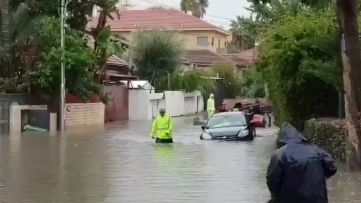 גנים הוצפו מהגשמים, הילדים חולצו • צפו