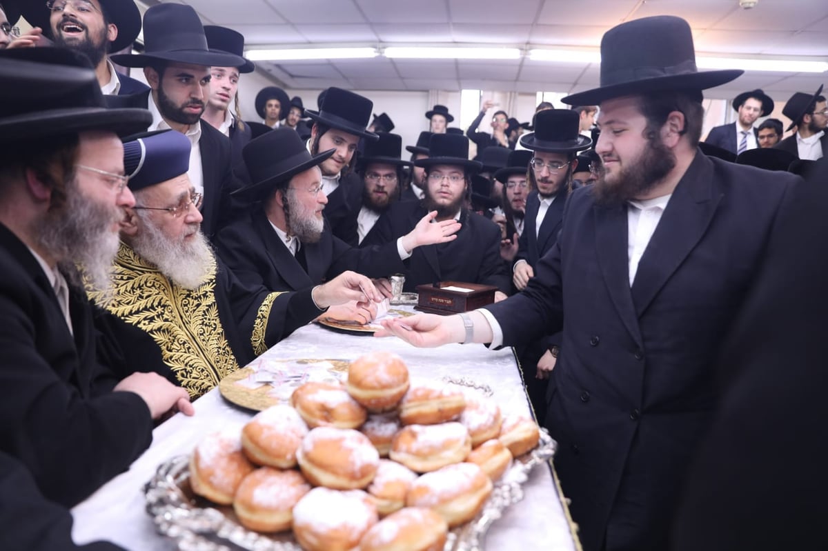 "לחיים, לחיים"; הראשון לציון בישיבה החסידית