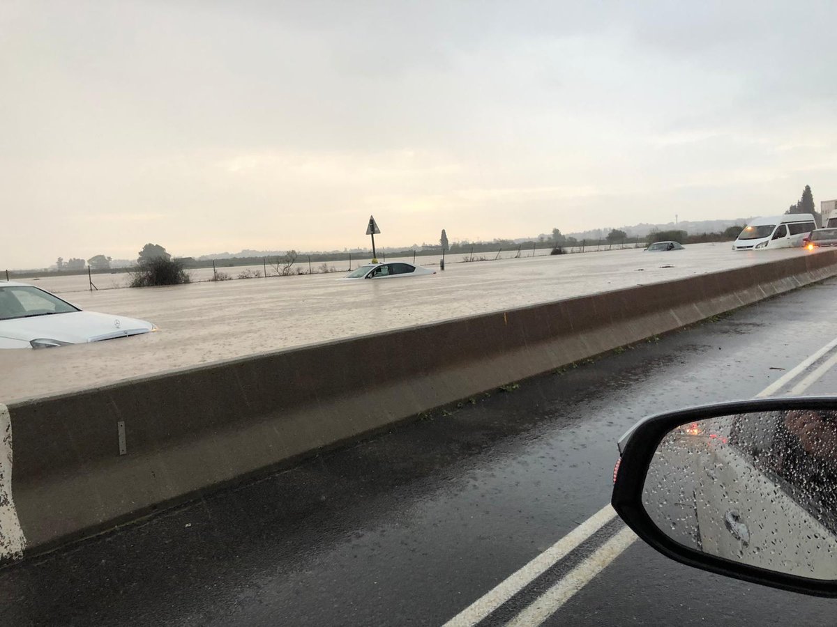 מזג האוויר הסוער: קיר בטון קרס על אדם בשל הגשם העז