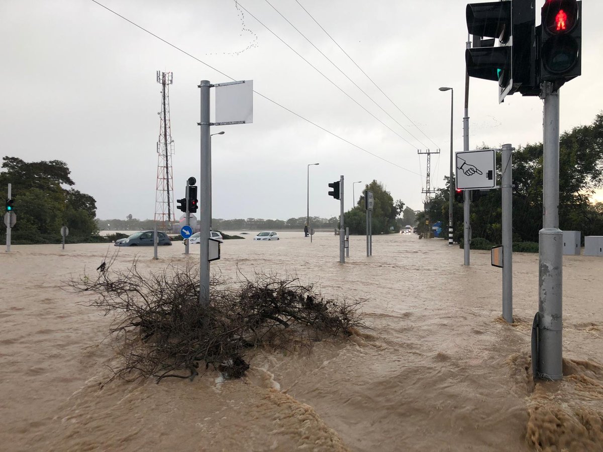 מזג האוויר הסוער: קיר בטון קרס על אדם בשל הגשם העז