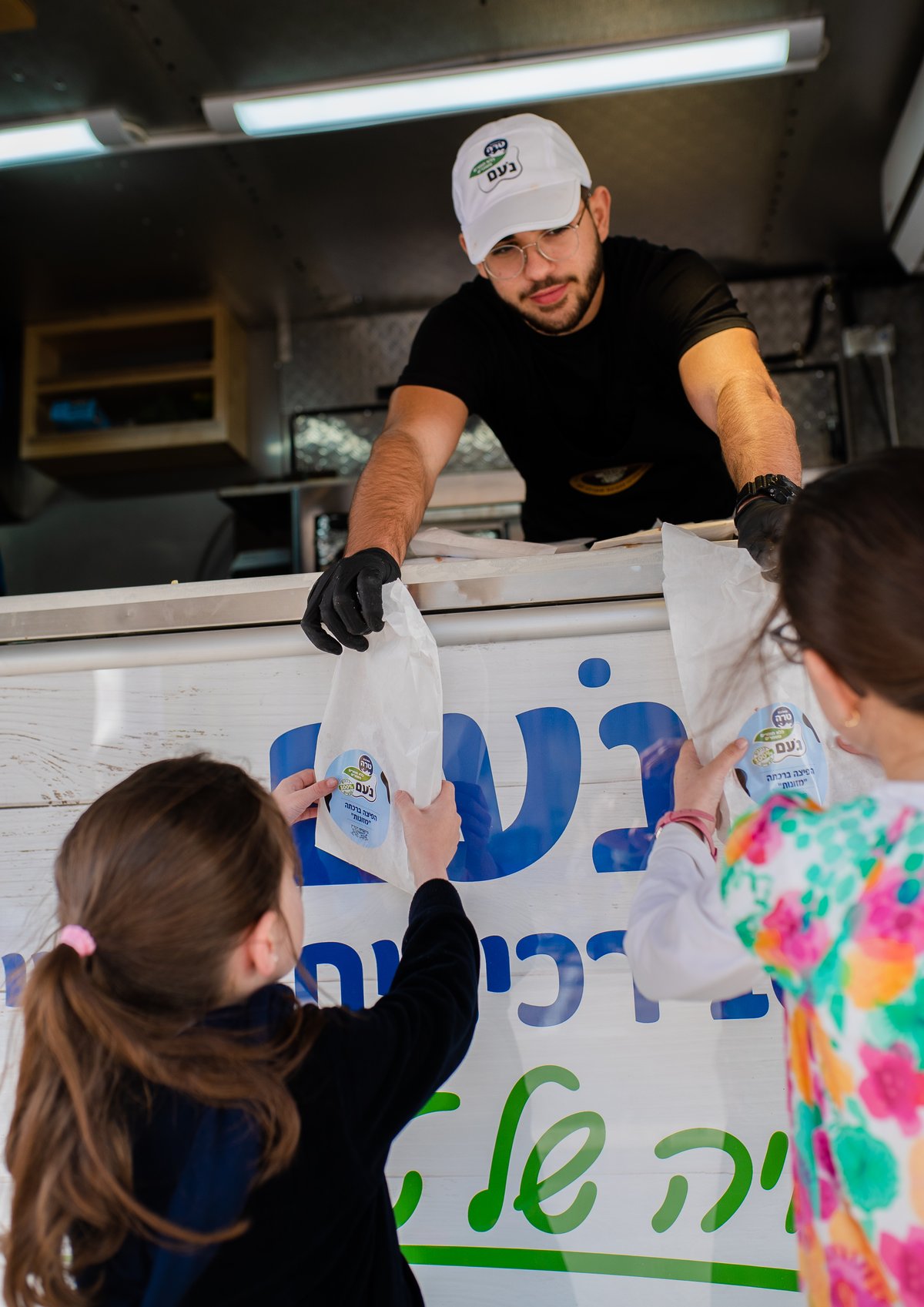 עשרות אלפי פיצות, טוסטים ושוקו מחולקים ברחבי הארץ!