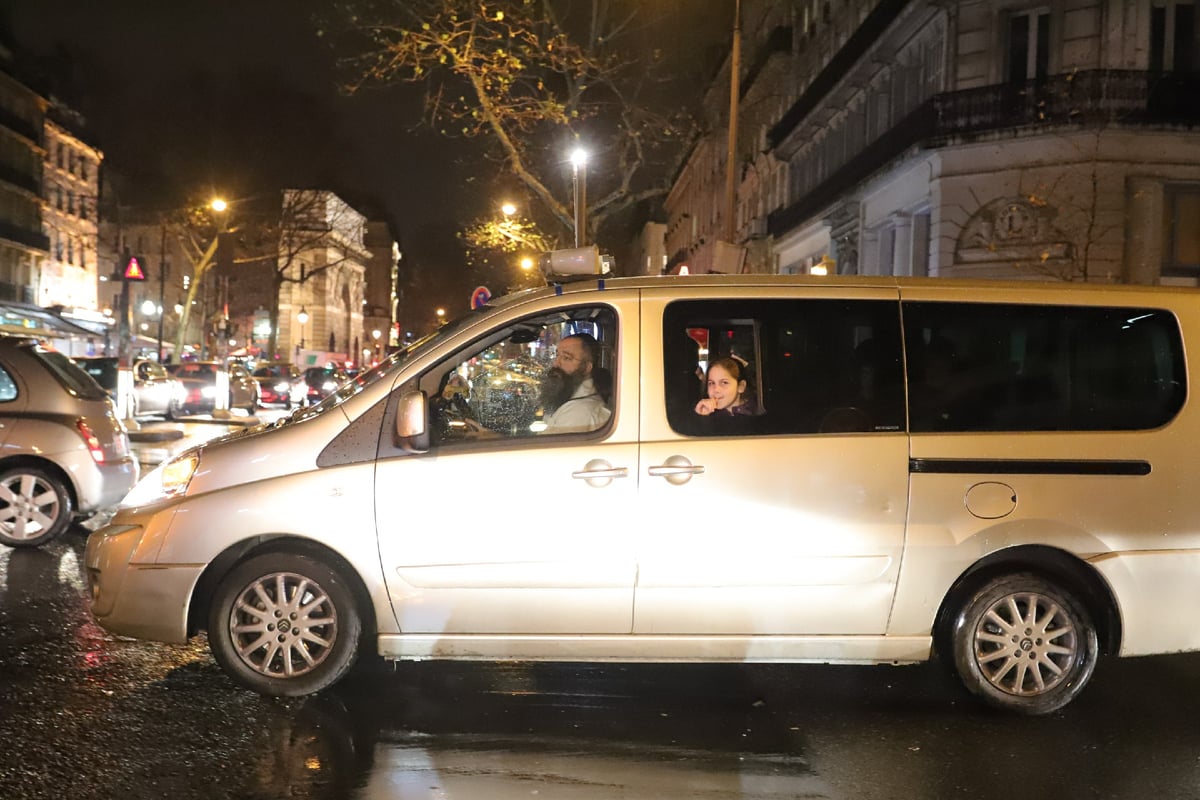 "שיירת האור" האירה את פריז - באמצע המהומות • צפו