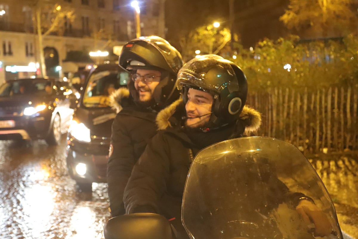 "שיירת האור" האירה את פריז - באמצע המהומות • צפו