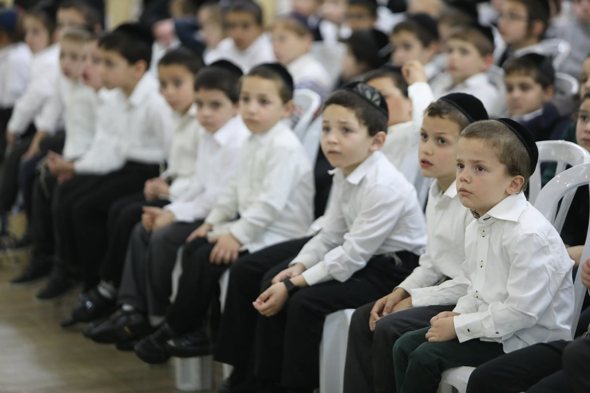 כך חגגו מסיבת חנוכה בחיידרים של 'הפלג'