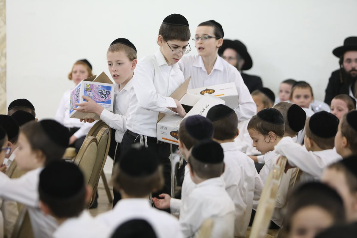 כך חגגו מסיבת חנוכה בחיידרים של 'הפלג'