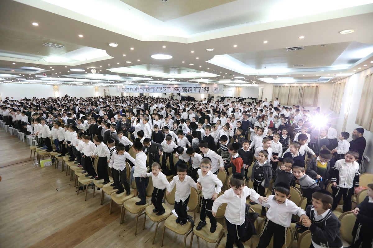 כך חגגו מסיבת חנוכה בחיידרים של 'הפלג'