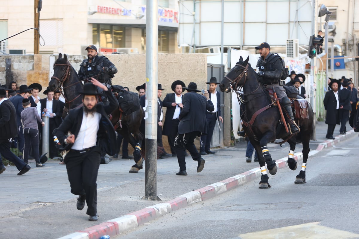 מפגיני 'הפלג' הצליחו להשתלט על הניידת ולשחרר עצורים