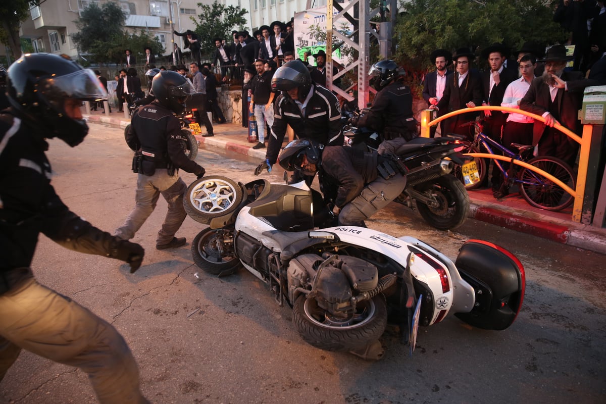 מפגיני 'הפלג' הצליחו להשתלט על הניידת ולשחרר עצורים