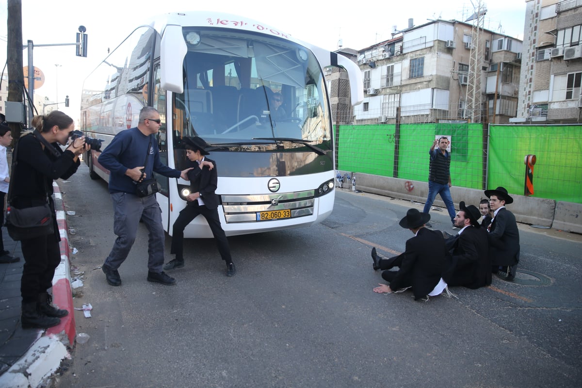 פעילי 'הפלג' חסמו את הכניסה לבני ברק; 28 נעצרו • תיעוד