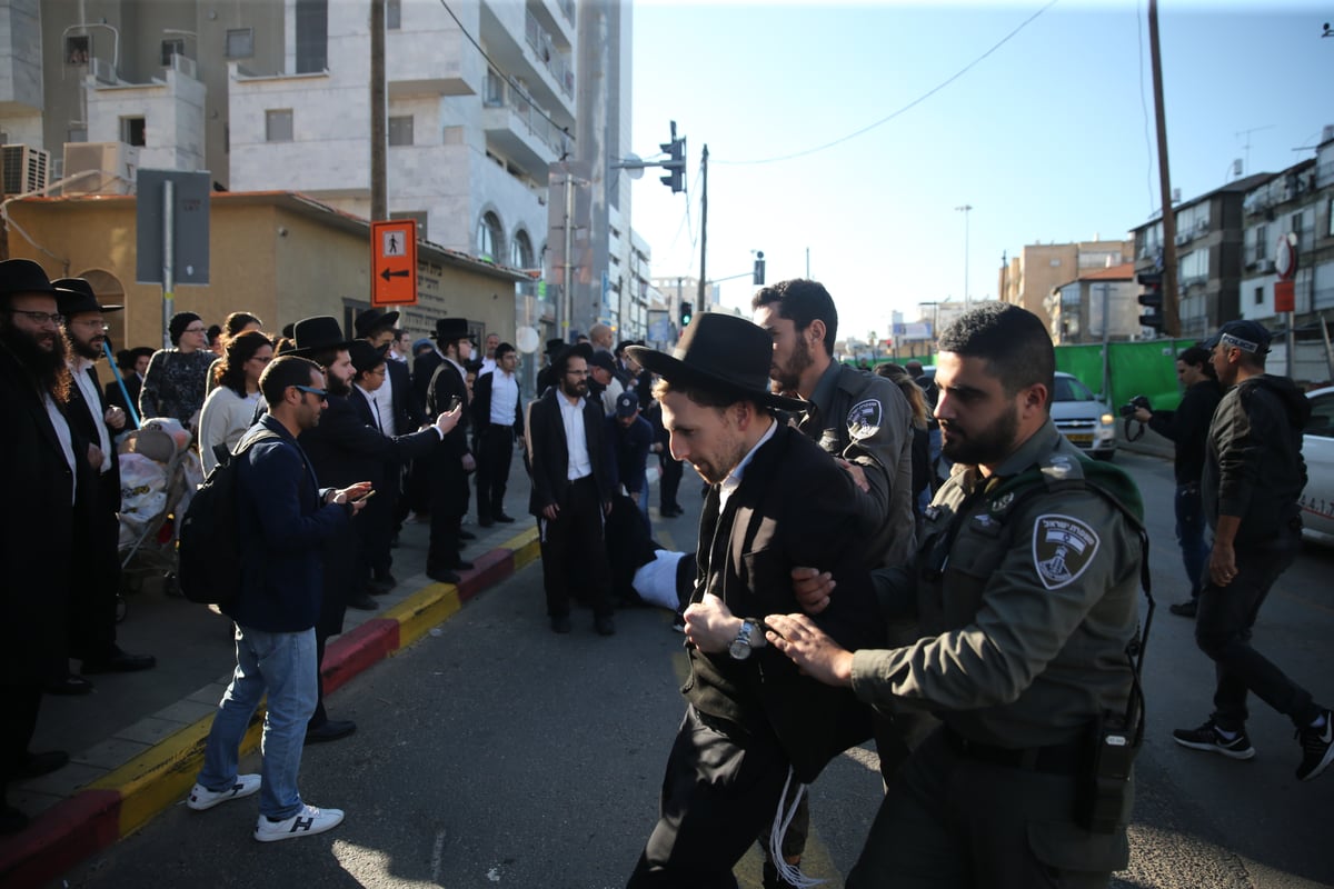 פעילי 'הפלג' חסמו את הכניסה לבני ברק; 28 נעצרו • תיעוד