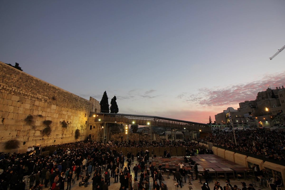 תיעוד: הראשל"צ הגר"י יוסף הדליק 'נר שמיני' בכותל