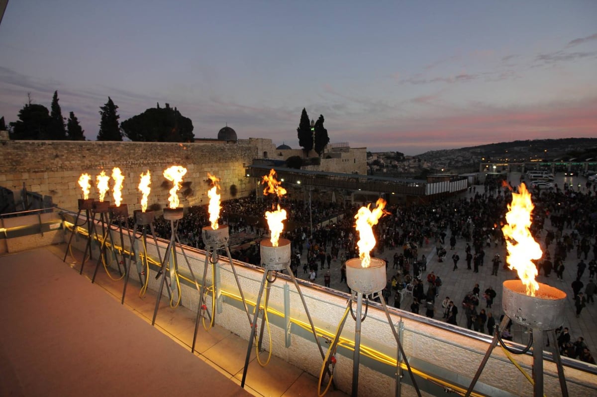 תיעוד: הראשל"צ הגר"י יוסף הדליק 'נר שמיני' בכותל