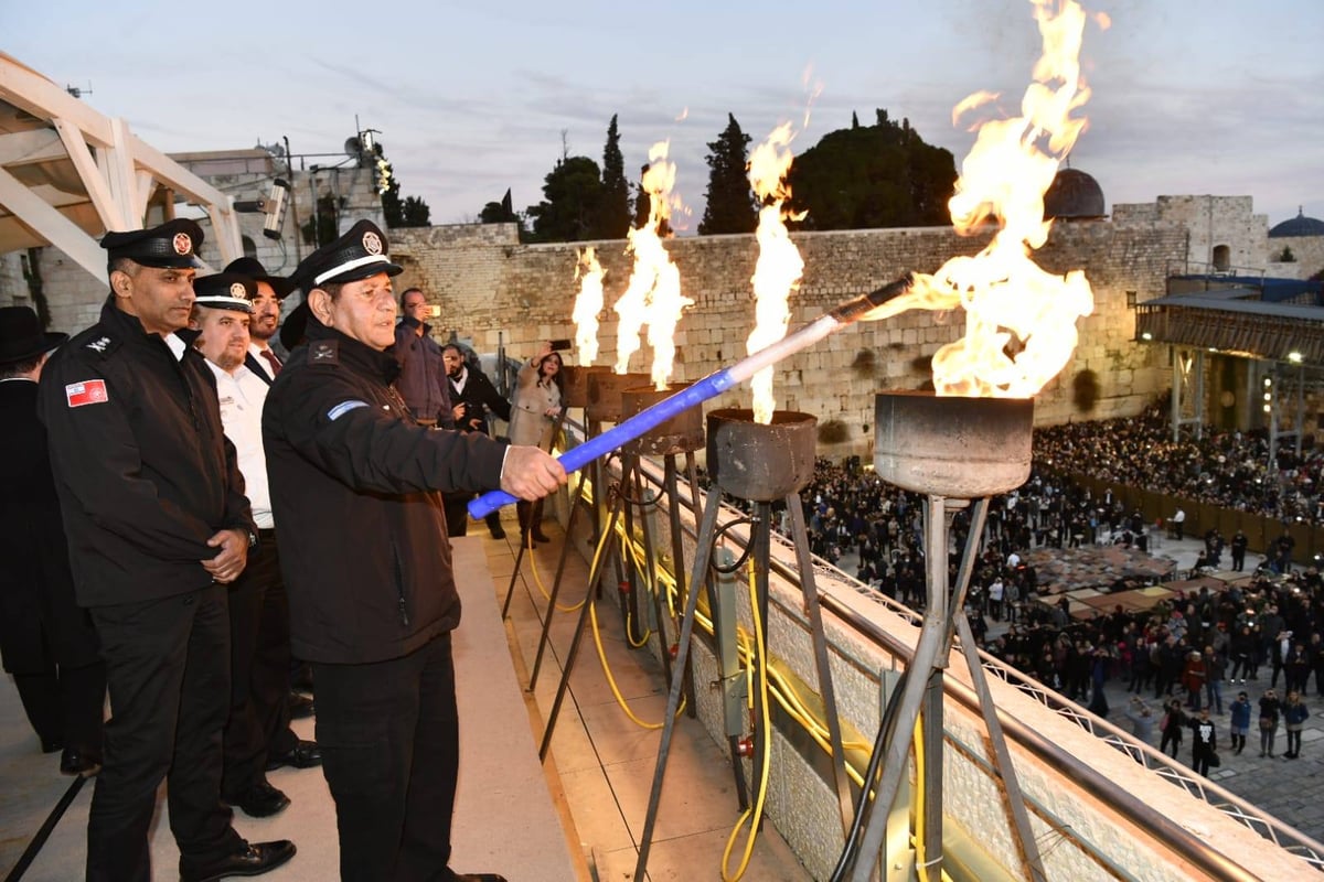 תיעוד: הראשל"צ הגר"י יוסף הדליק 'נר שמיני' בכותל