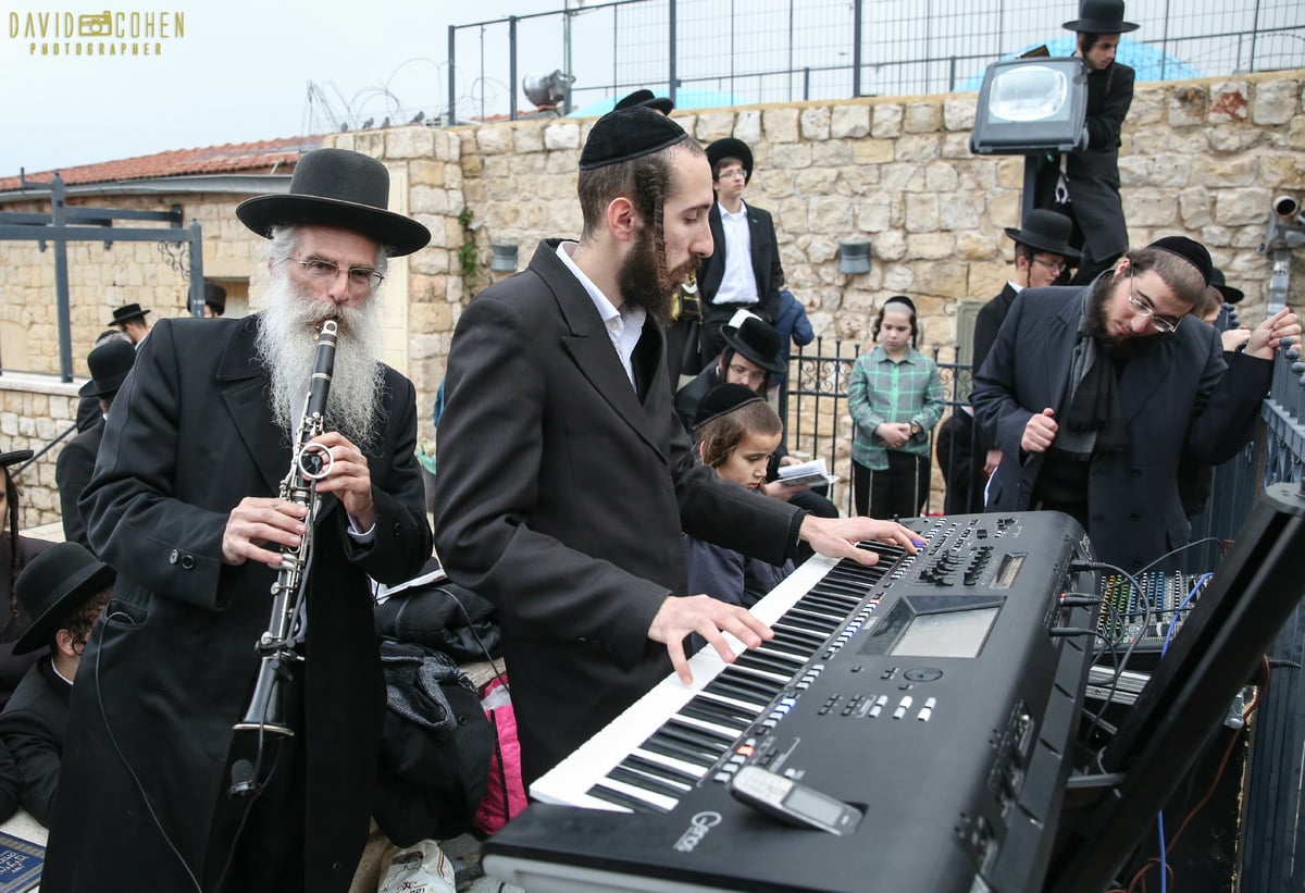 חגיגת 'זאת חנוכה' בציון הרשב"י במירון. צפו