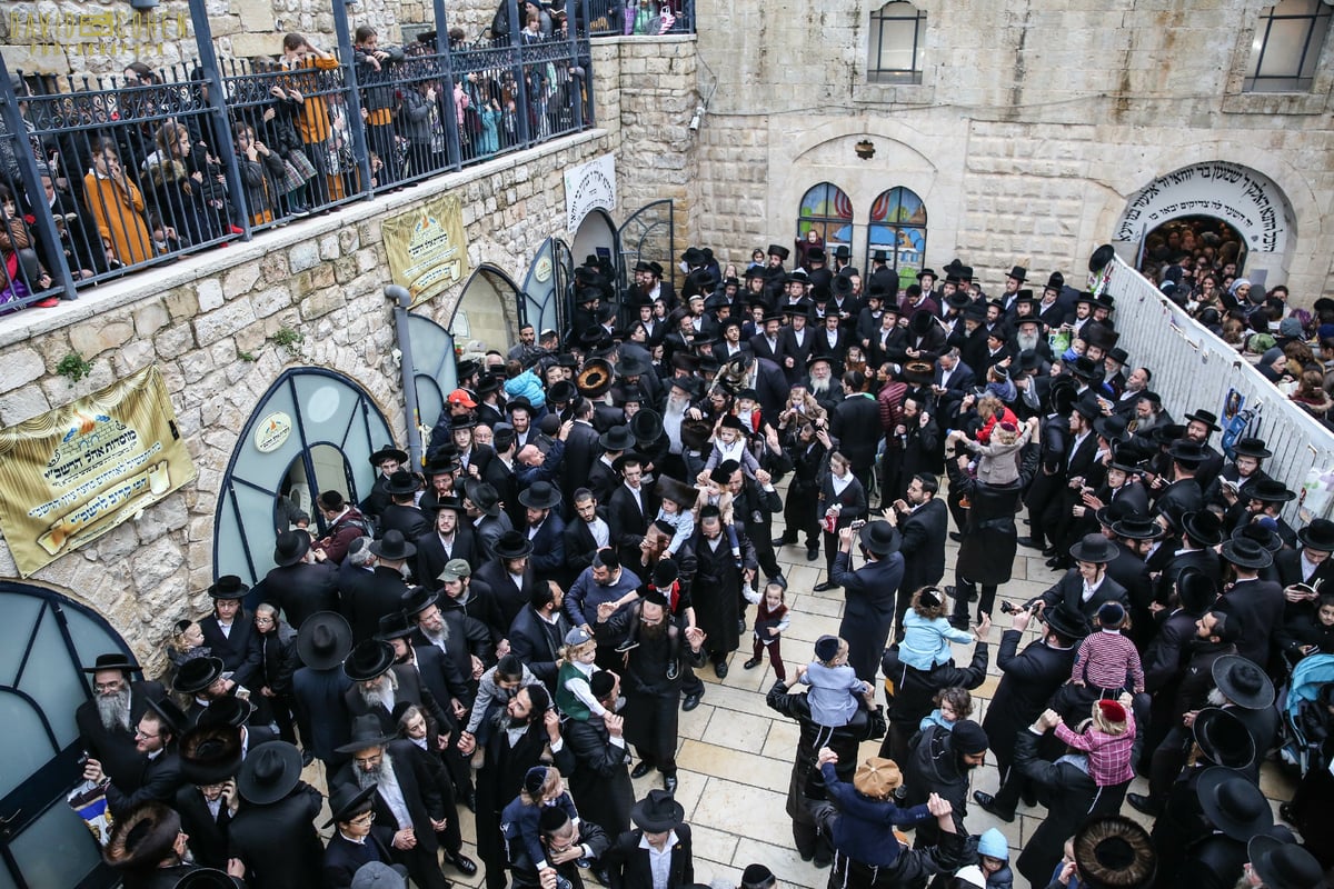 חגיגת 'זאת חנוכה' בציון הרשב"י במירון. צפו