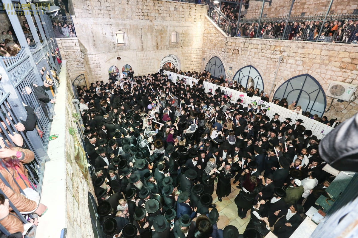 חגיגת 'זאת חנוכה' בציון הרשב"י במירון. צפו