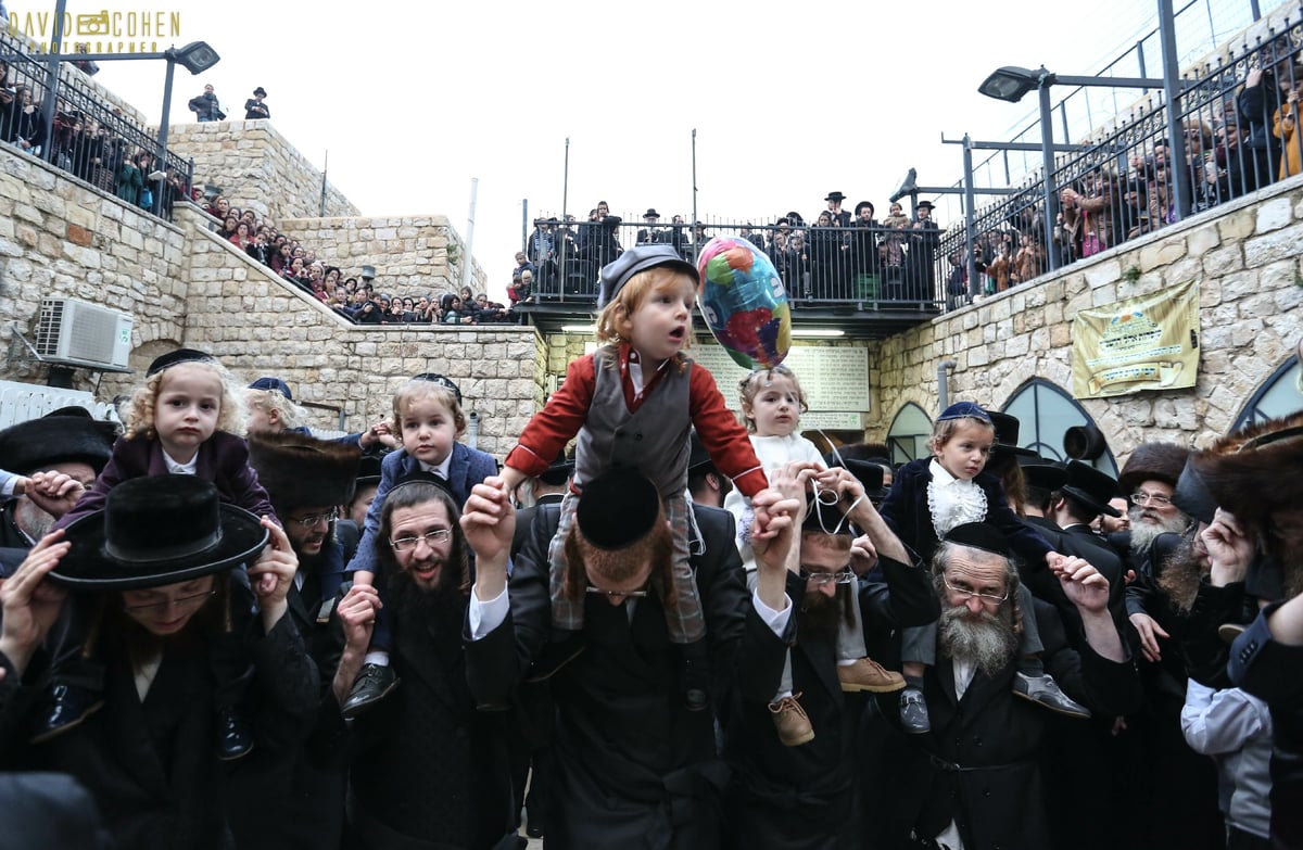 חגיגת 'זאת חנוכה' בציון הרשב"י במירון. צפו