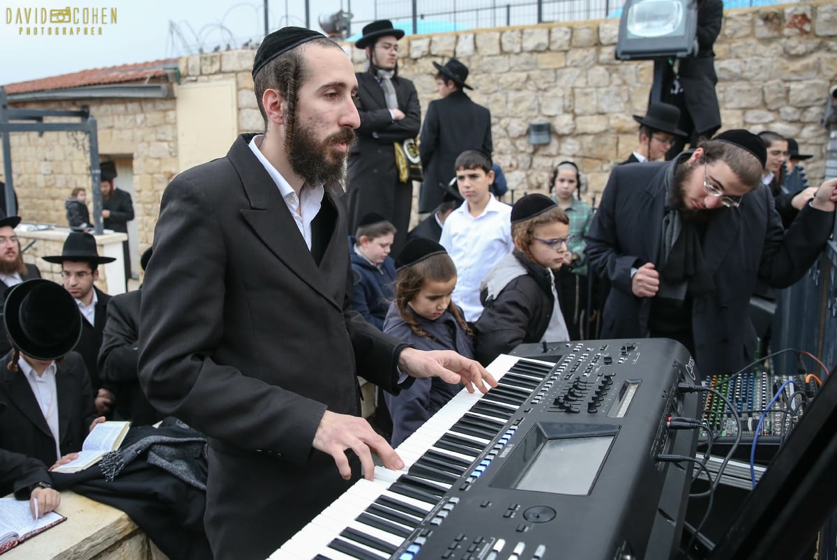 חגיגת 'זאת חנוכה' בציון הרשב"י במירון. צפו