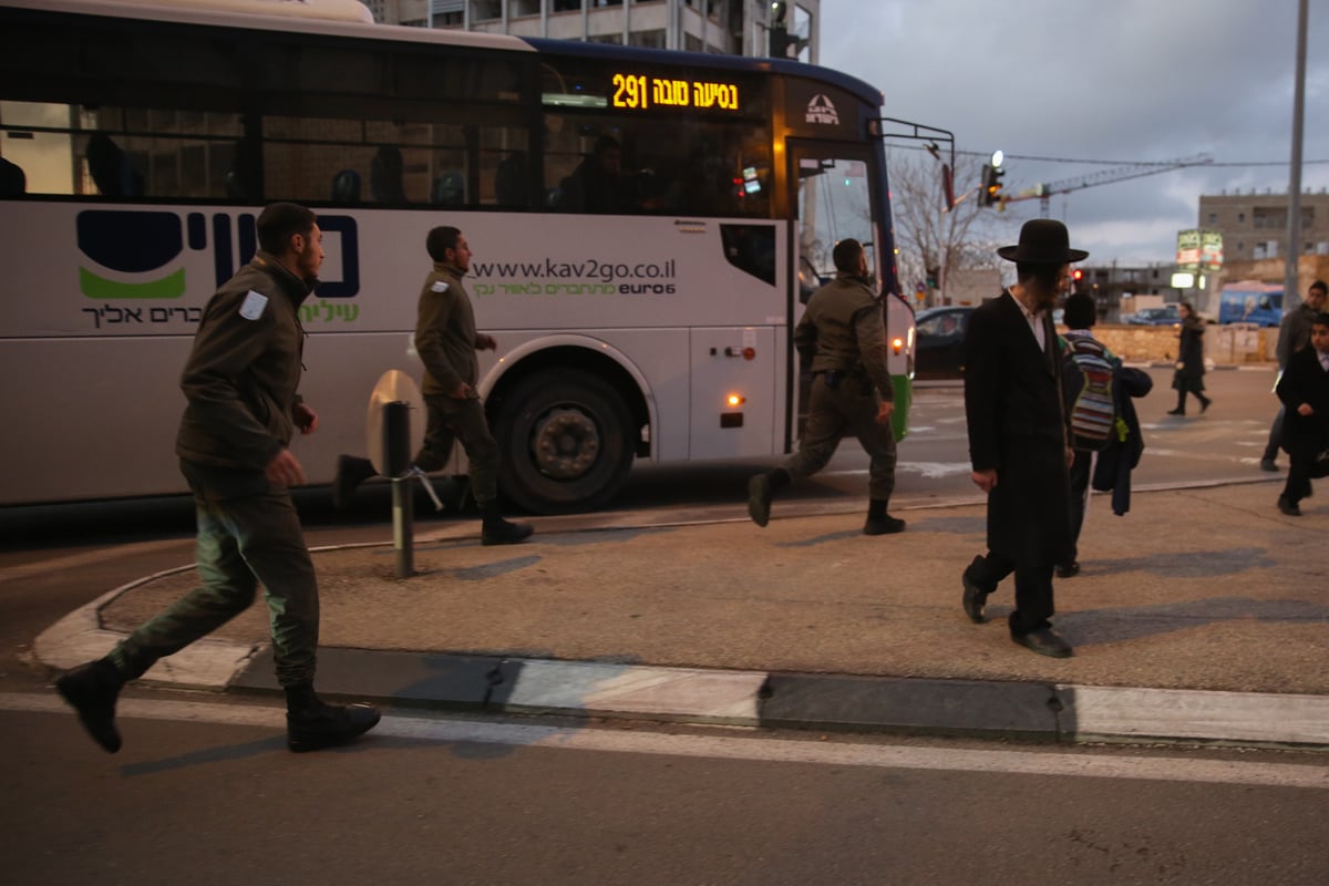 בעיתוי גרוע: קיצונים הפגינו מול לשכת הגיוס