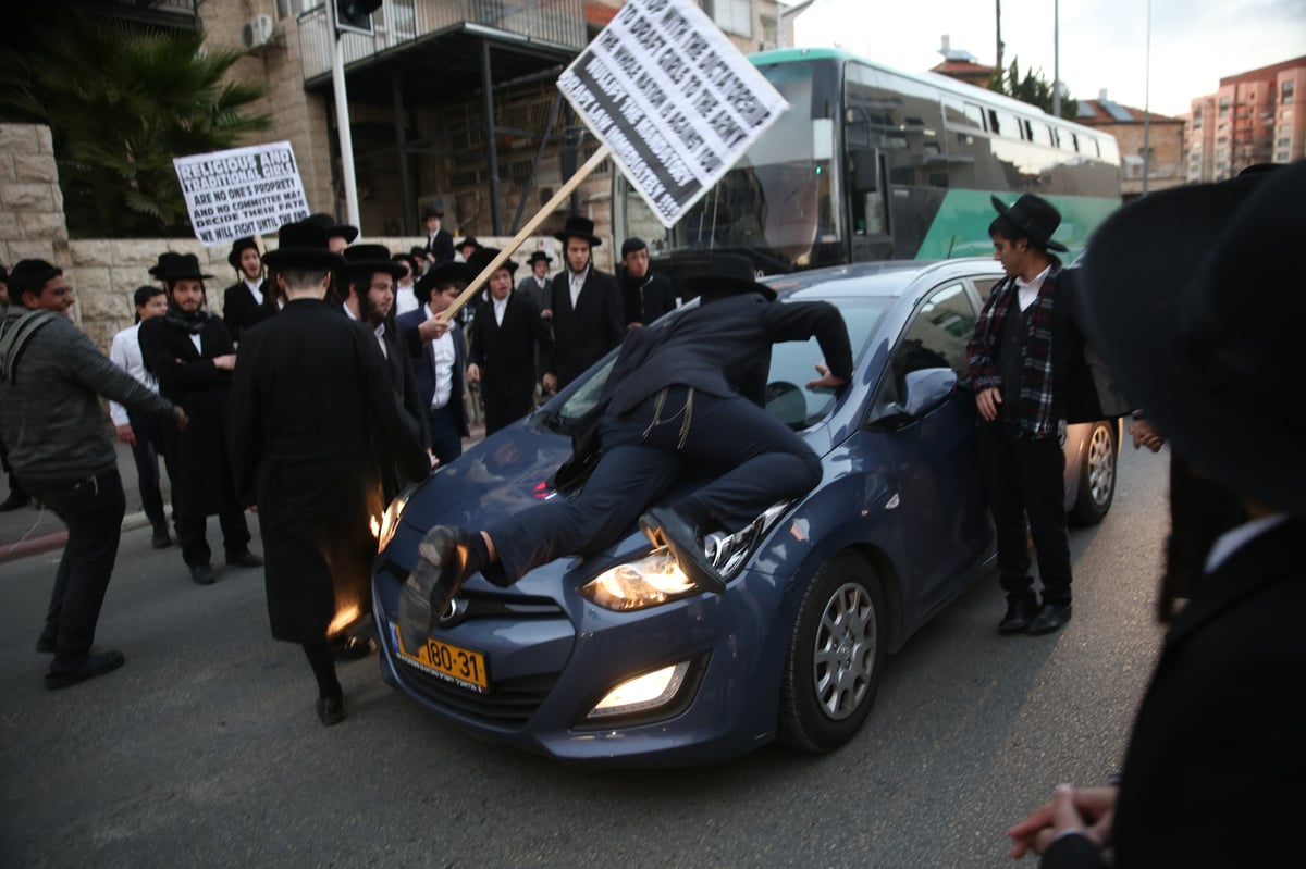 בעיתוי גרוע: קיצונים הפגינו מול לשכת הגיוס