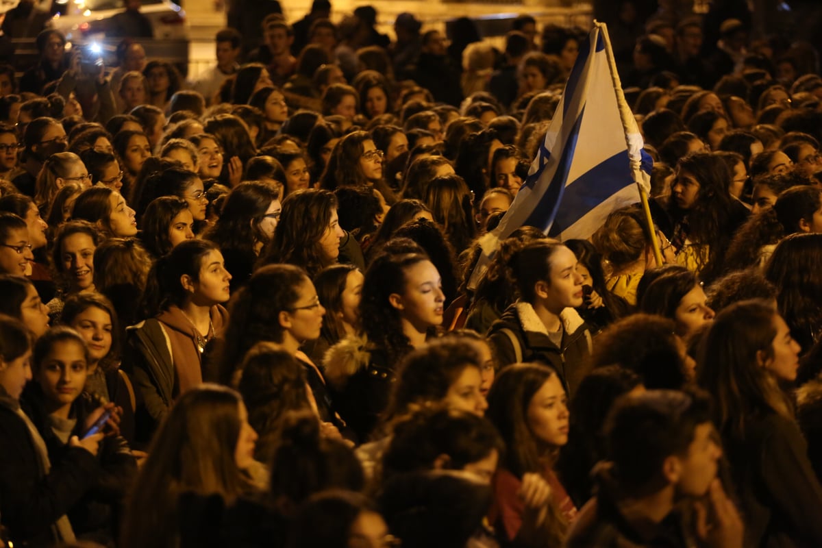 מאות מפגינים בכיכר פריז בשל גל הטרור