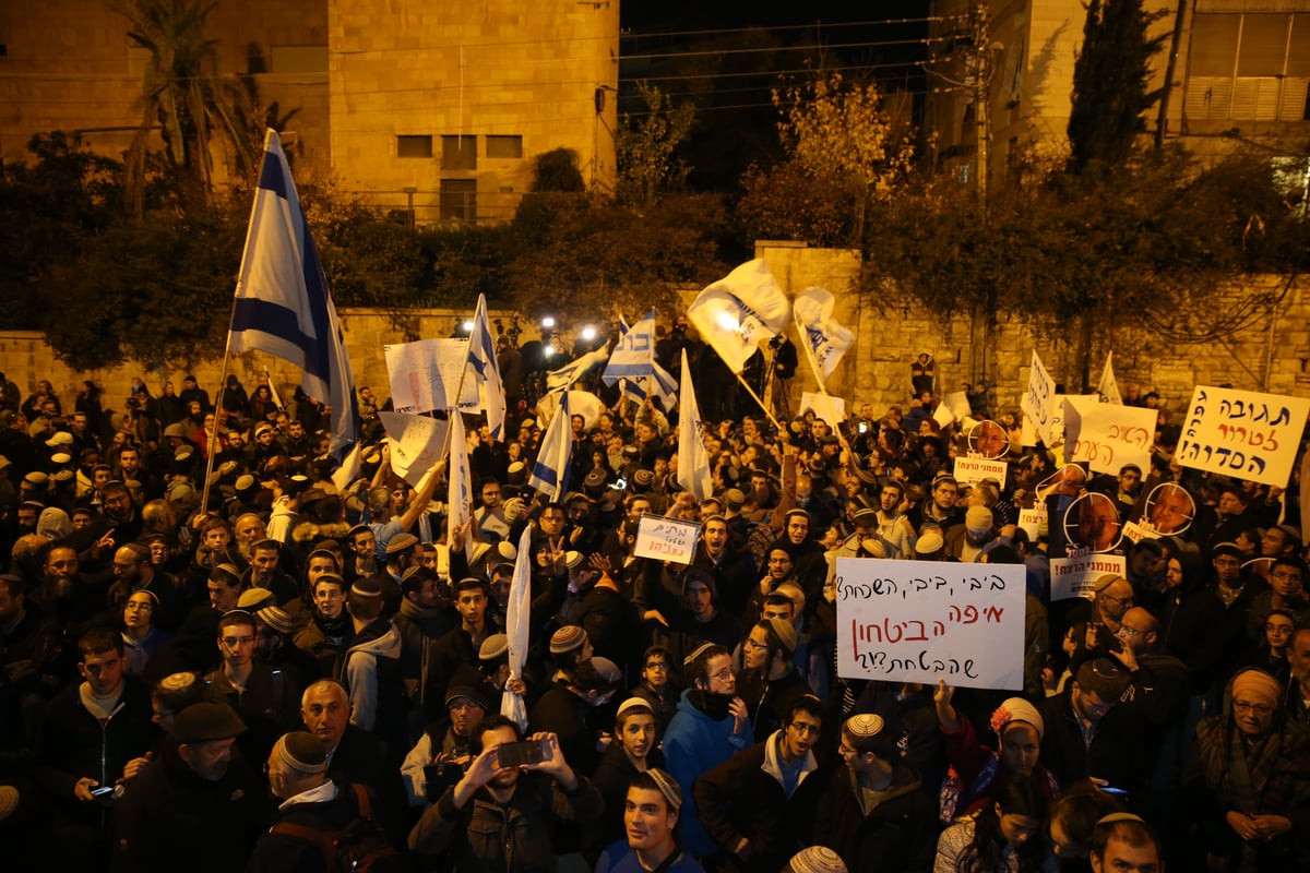 מאות מפגינים בכיכר פריז בשל גל הטרור